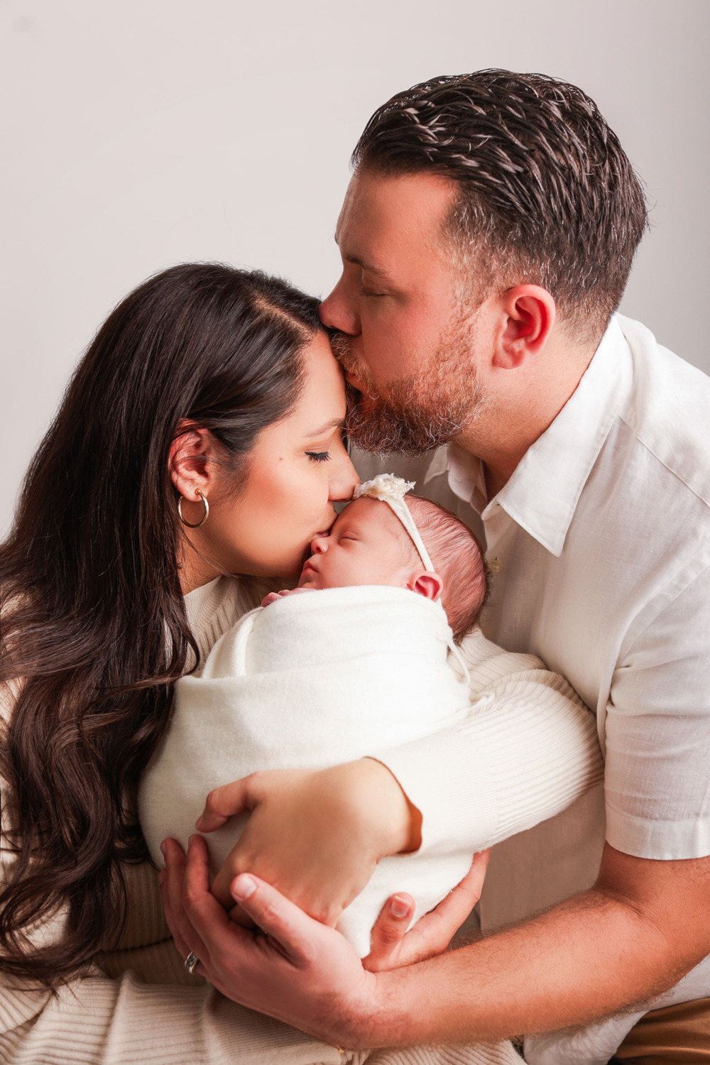 newborn photographer photography orange county los angels family portraits kissing